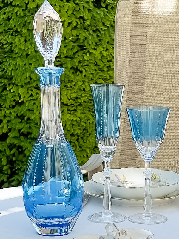 Hellblaues Servieren